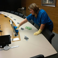 personal de serlingo realizando la limpieza de mantenimiento de oficinas