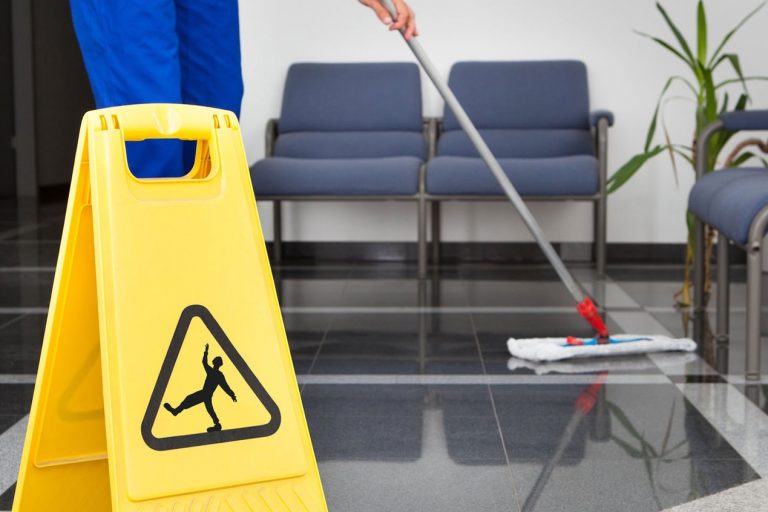 señalizar las zonas de trabajos de limpieza