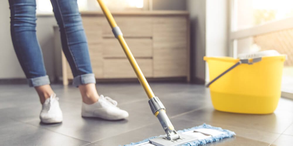 limpiar las manchas del suelo de cerámica