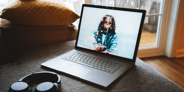 limpieza-pantalla-ordenador-serlingo limpieza-pantalla-ordenador-serlingo