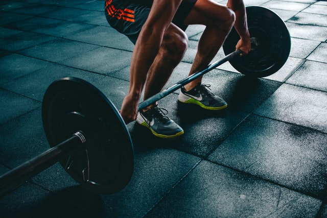 como limpiar suelos de caucho gimnasios