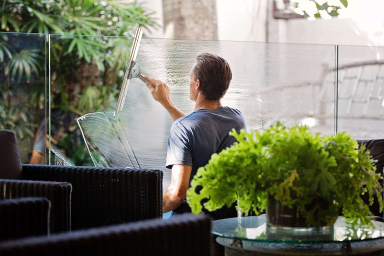 Hombre limpiando cristales
