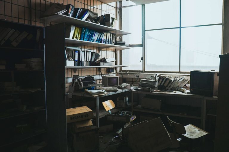 pexels-sander-3359003 (1) Cómo limpiar la casa de una persona con síndrome de diógenes